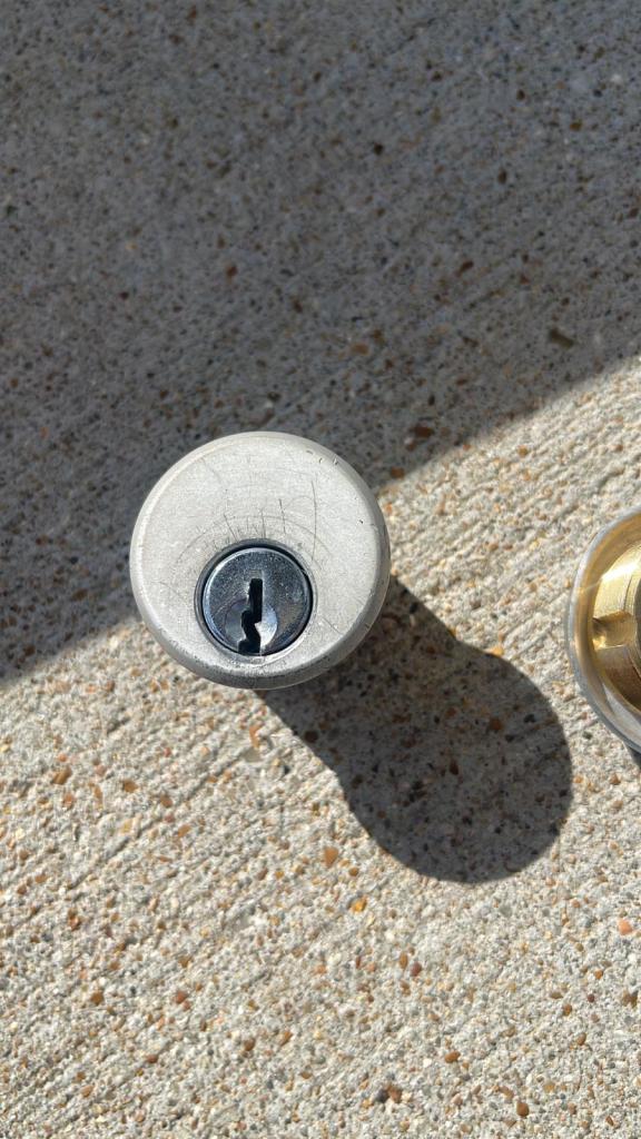 Benefits of hiring a professional locksmith for commercial lockout assistance